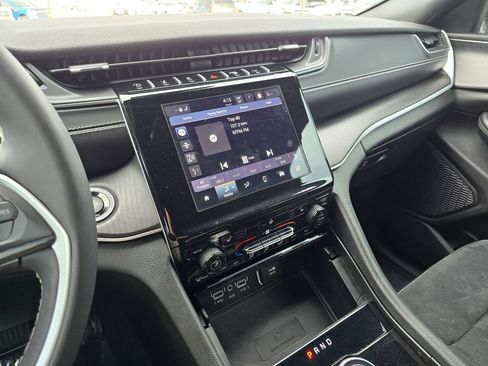 Used 2024 Jeep Grand Cherokee Altitude image 28