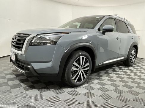 New 2025 Nissan Pathfinder Platinum image 3