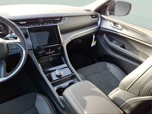 New 2025 Jeep Grand Cherokee Altitude image 12