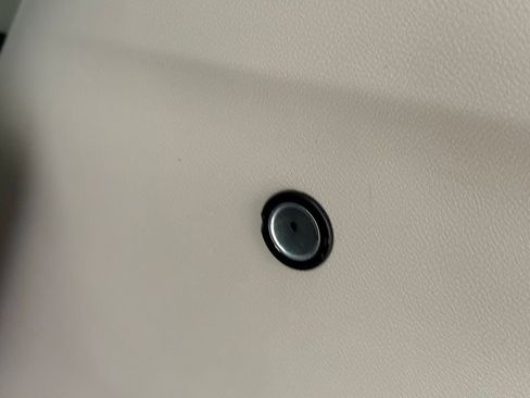 Used 2024 Chrysler Pacifica Touring-L image 6