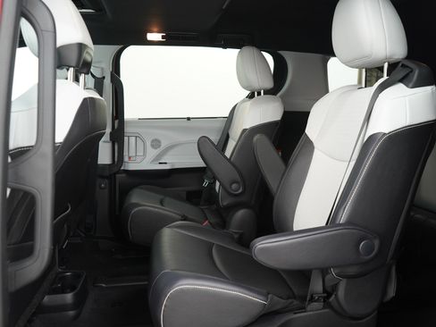 Used 2025 Toyota Sienna XSE FWD image 16