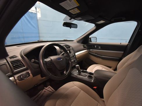 Used 2018 Ford Explorer FWD image 2