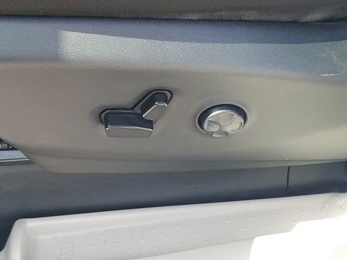 Used 2023 Chrysler Voyager LX FWD image 16