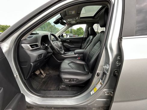 Used 2023 Toyota Highlander XLE AWD/4WD image 16