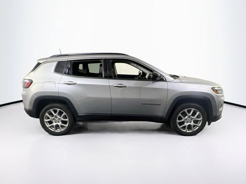 Used 2022 Jeep Compass Latitude w/ Sun and Sound Group AWD/4WD image 4