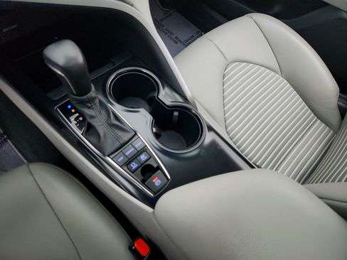 Used 2020 Toyota Camry SE w/ Sunroof Package image 18