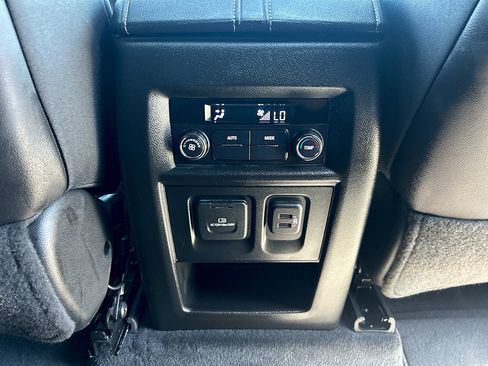 Used 2023 Chevrolet Traverse LT w/ LT Premium Package FWD image 28