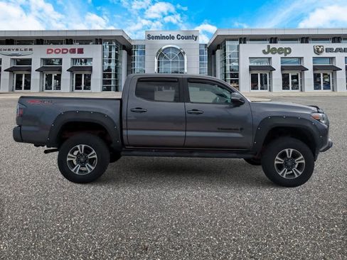 Used 2017 Toyota Tacoma TRD Sport image 9