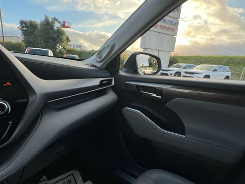 Used 2022 Toyota Highlander Limited image 27