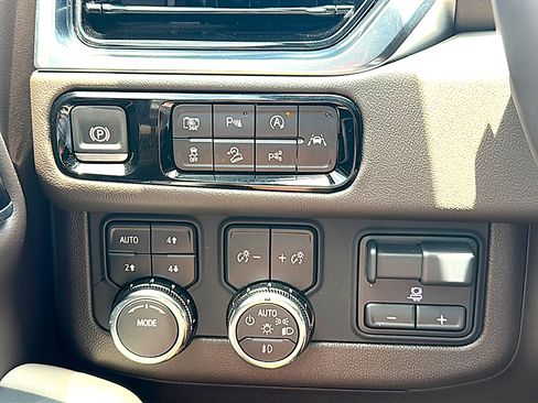 Used 2025 GMC Yukon Elevation AWD/4WD image 37