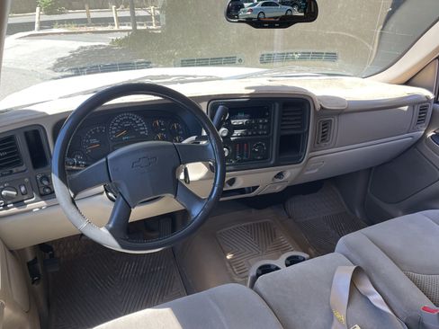 Used 2004 Chevrolet Suburban LS RWD image 3
