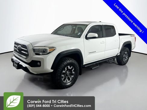 Used 2017 Toyota Tacoma TRD Off-Road w/ Premium & Technology Package AWD/4WD image 5