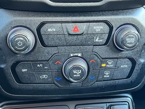 Used 2023 Jeep Renegade Latitude image 23