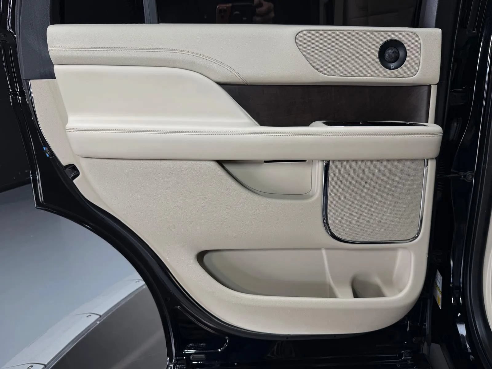 Used 2018 Lincoln Navigator Select AWD/4WD image 20