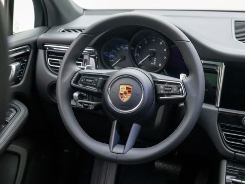 Certified 2025 Porsche Macan image 12