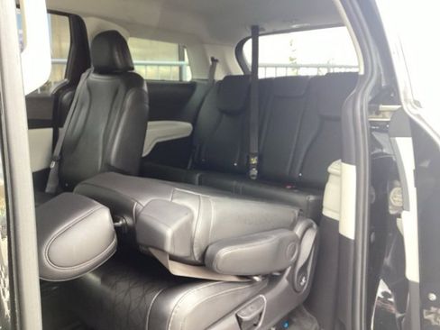 Used 2023 Kia Carnival LX image 14