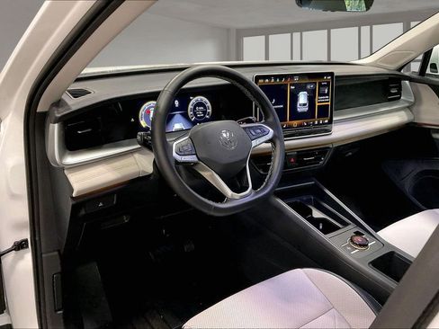 Used 2025 Volkswagen Tiguan SE AWD/4WD image 17