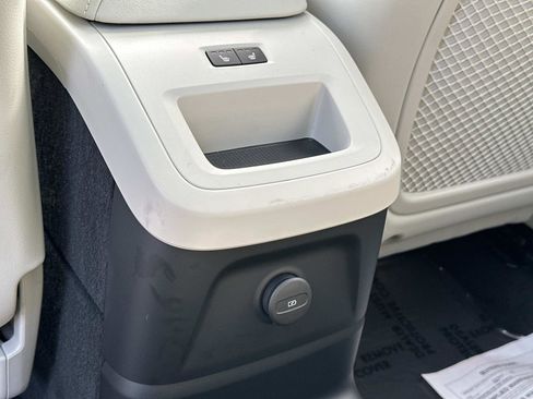 Certified 2025 Volvo XC60 T8 Plus w/ Protection Package Premier image 22