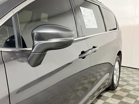 Used 2022 Chrysler Pacifica Touring-L image 13