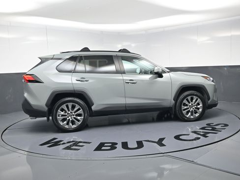 Used 2021 Toyota RAV4 XLE Premium image 10