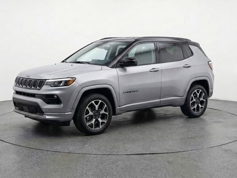 Used 2025 Jeep Compass Limited AWD/4WD image 3
