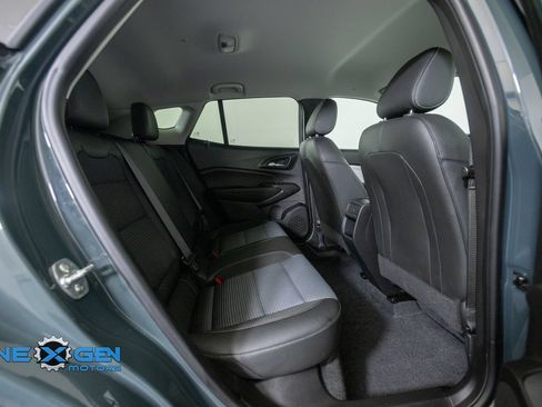 Used 2025 Chevrolet Trax LT FWD image 35