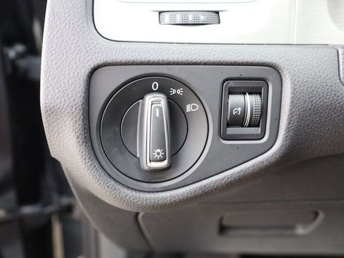 Used 2015 Volkswagen Golf S image 34