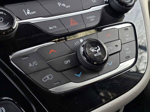 Used 2024 Chrysler Pacifica Select image 28