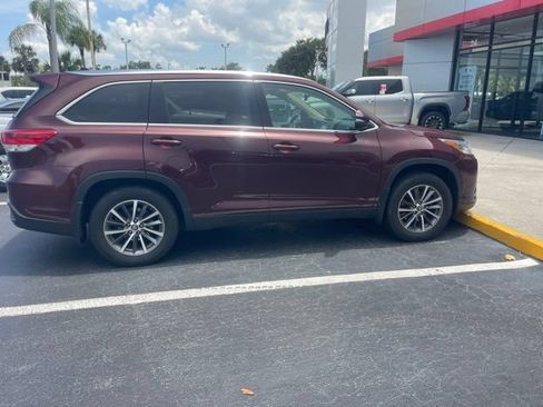 Used 2019 Toyota Highlander XLE AWD/4WD image 3