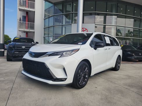 Used 2022 Toyota Sienna XSE FWD image 3