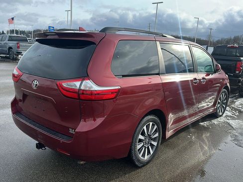 Used 2018 Toyota Sienna XLE image 10