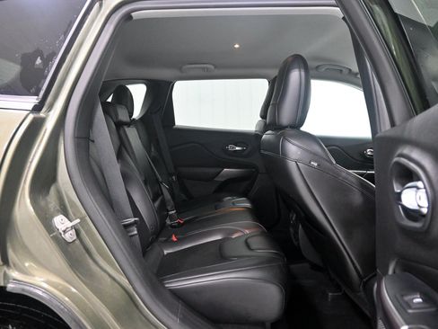 Used 2019 Jeep Cherokee Latitude Plus w/ Comfort/Convenience Group AWD/4WD image 31