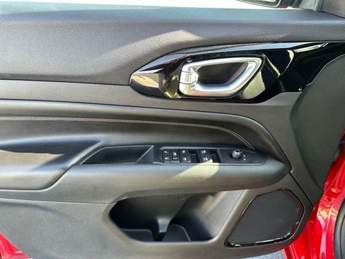 Used 2022 Jeep Compass Limited image 3