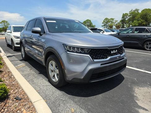 Used 2023 Kia Sorento LX FWD image 2
