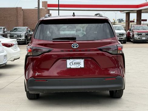 Used 2025 Toyota Sienna XLE w/ XLE Plus Package FWD image 5