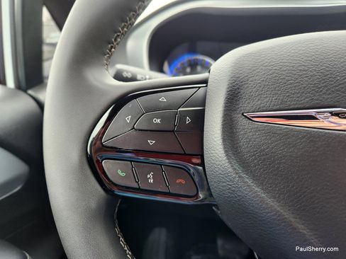 Used 2024 Chrysler Pacifica Touring image 46