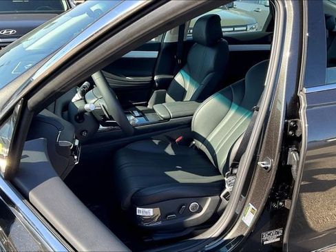 Used 2025 Genesis G80 2.5T image 9