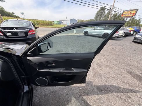 Used 2005 MAZDA MAZDA3 s w/ Moonroof & 6-CD Pkg image 17