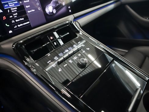 Used 2025 Porsche Panamera image 16