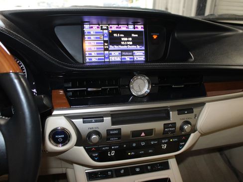 Used 2013 Lexus ES 300h w/ Luxury Pkg FWD image 14