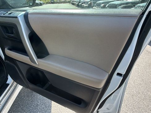 Used 2011 Toyota 4Runner SR5 w/ Convenience Pkg image 19