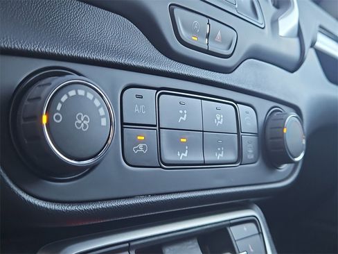 Used 2024 GMC Terrain SLE image 25