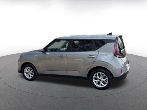 Used 2025 Kia Soul LX w/ LX Technology Package FWD image 10