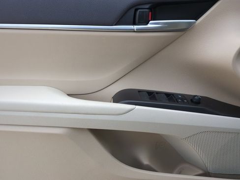 Used 2021 Toyota Camry LE FWD image 11