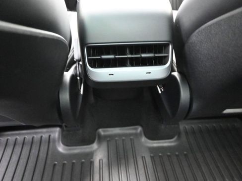 Used 2024 Tesla Model Y Long Range image 18