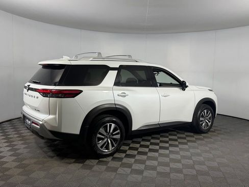 Used 2025 Nissan Pathfinder SL image 4