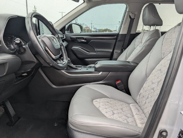 Used 2022 Toyota Highlander Bronze Edition FWD image 27