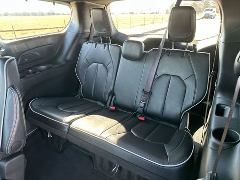 Used 2025 Chrysler Pacifica Limited image 23