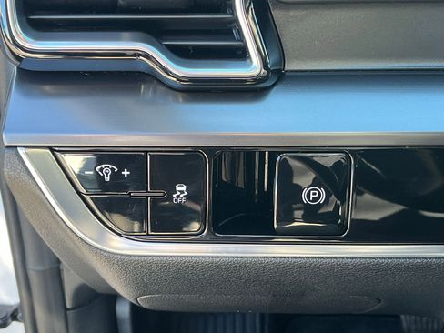Used 2025 Kia Sportage EX image 17