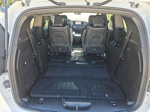 Used 2021 Chrysler Pacifica Limited w/ Uconnect Theater Family Group image 34